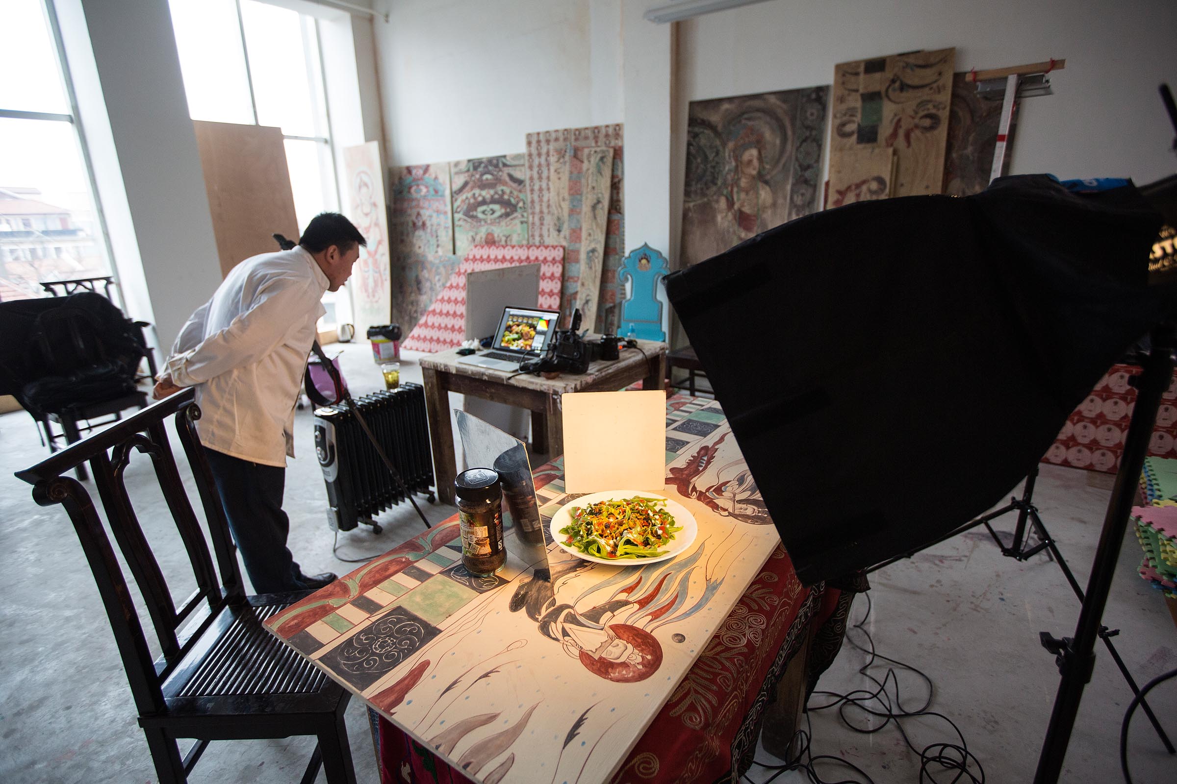 Chef looking at his creation appear on the computer. © David Hartung