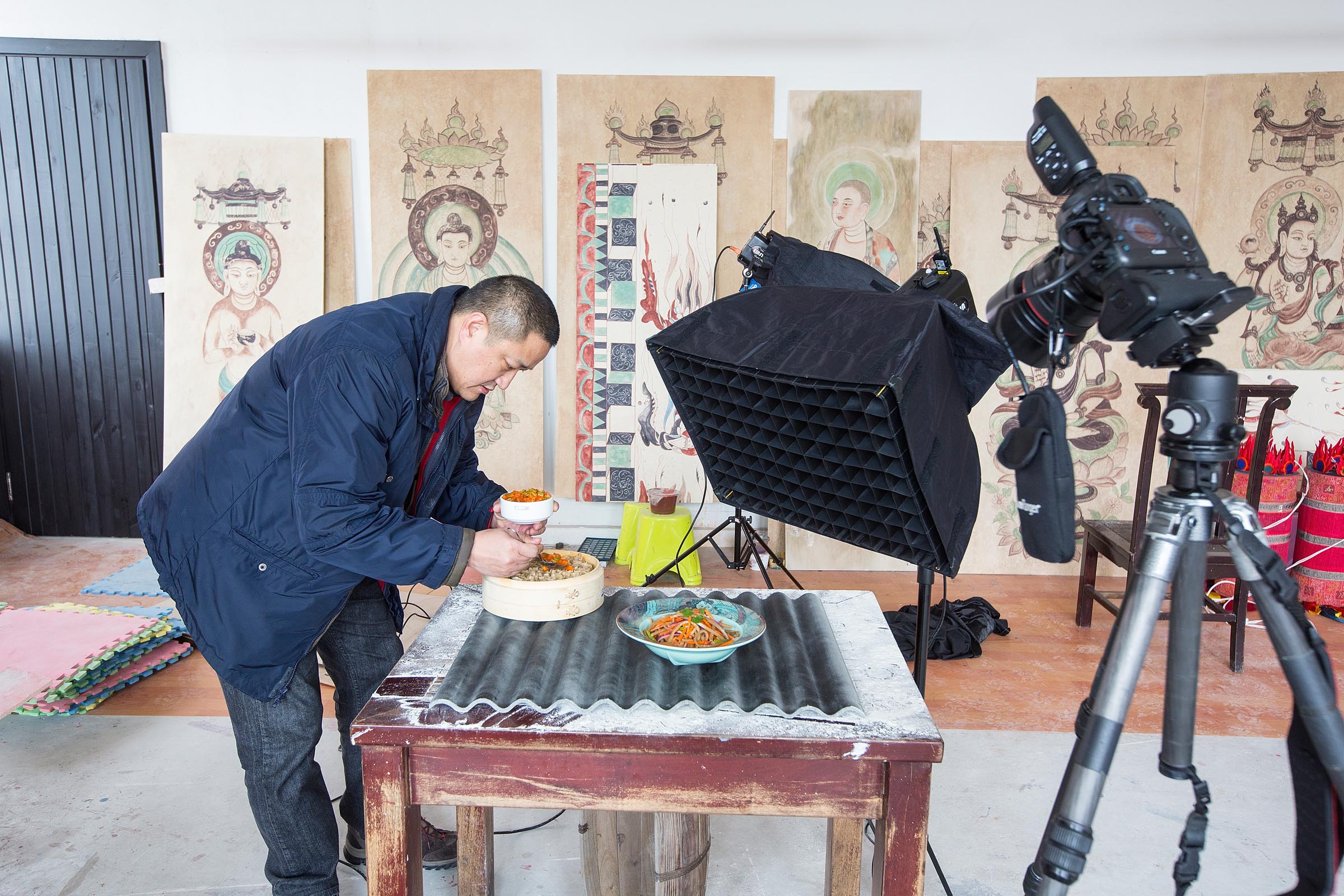 Robin Yin, co-owner of Lost Heaven Silk Road, puts the final touches to one the dishes. © David Hartung